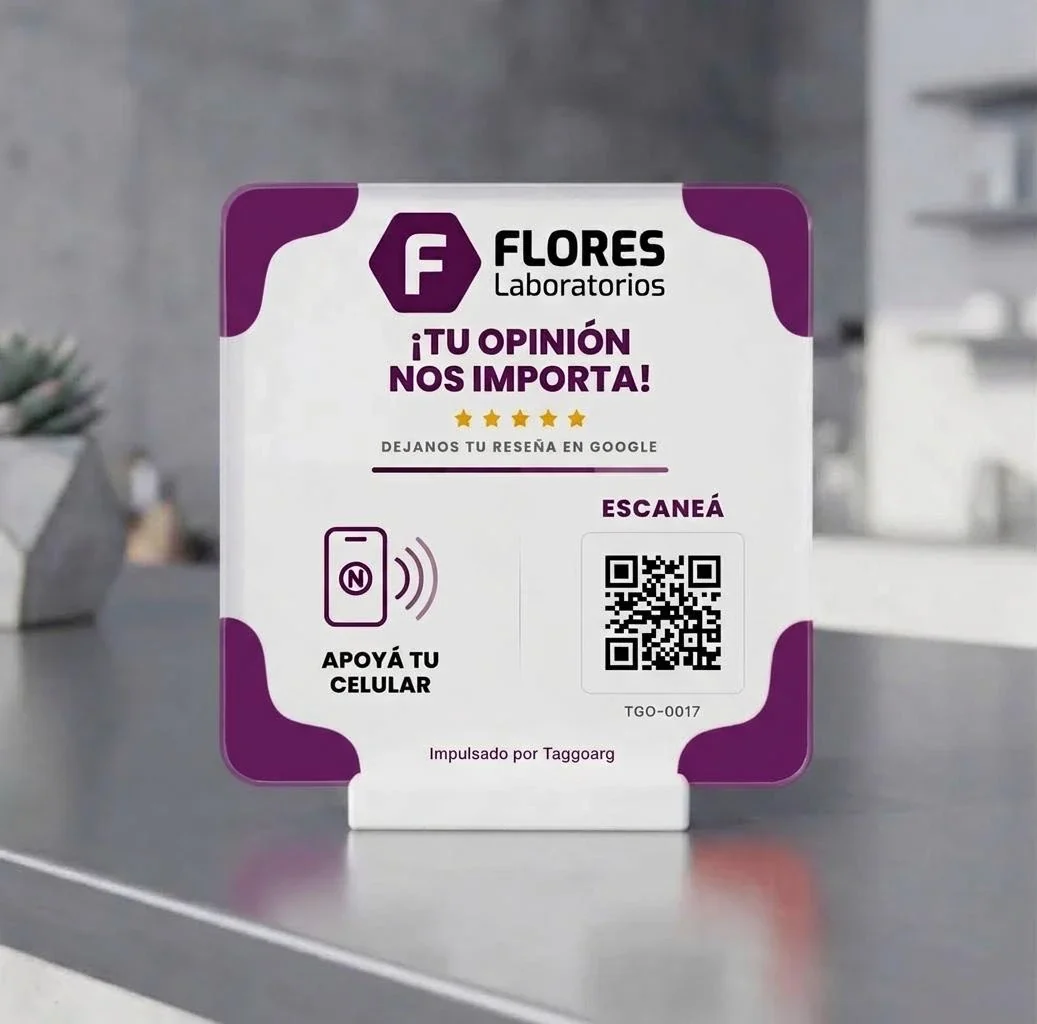 Placa Taggo personalizada con el logo de Flores Laboratorios sobre un mostrador